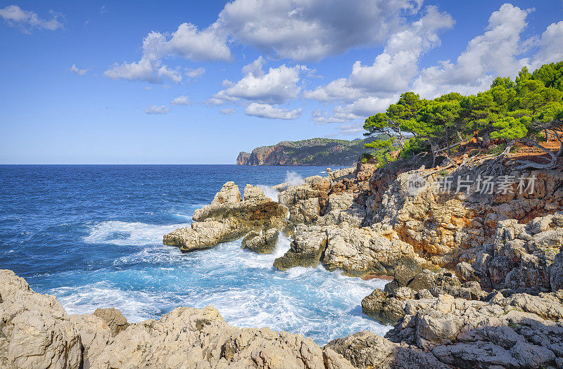 西班牙巴利阿里群岛马略卡岛西北部索勒和瓦尔德莫萨之间Cala Deia附近的岩石海岸线